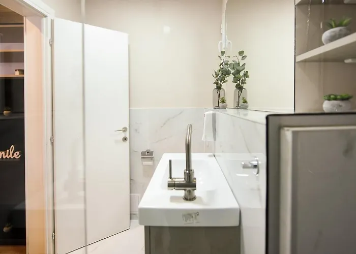 Monochrome Magic. Calea Victoriei Apartamento *