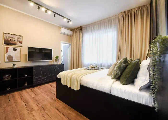 Monochrome Magic. Calea Victoriei * Bucareste