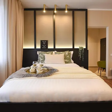 Monochrome Magic. Calea Victoriei * Bucarest