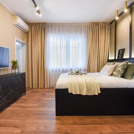 Monochrome Magic. Calea Victoriei *