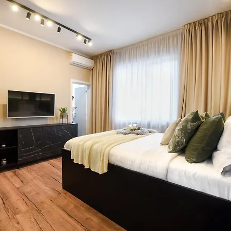 Monochrome Magic. Calea Victoriei * Bucarest