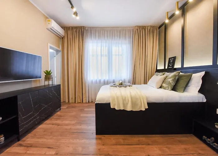 Monochrome Magic. Calea Victoriei *